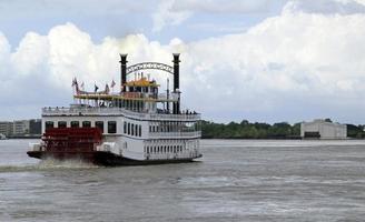 ångbåt på mississippifloden nära new orleans foto