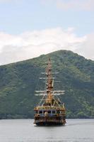 segelfartyg på sjön Ashinoko i Hakone, Japan foto