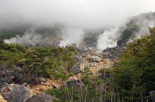 rök kommer upp från en vulkanisk kulle i Hakone, Japan foto