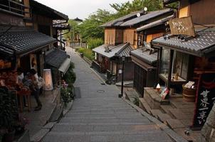 kyoto, japan - juni, 12 2018 - vacker gågata med traditionella butiker i kyoto, japan foto