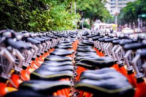 närbild en hel del cyklar säten, grupp parkering för uthyrning., taipei, taiwan. foto