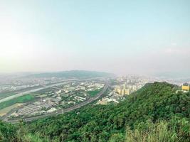 översikt stadsbild stad och montering, fotografering från toppen av berget i taipei, taiwan. foto