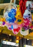 phra nakhon bangkok thailand 2018 ballonger som säljs på khaosan kaosan road night party bangkok thailand. foto