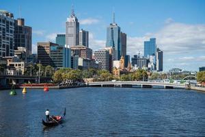 kajakpaddling på yarra river i melbourne city en av de mest beboeliga städerna i världen i victoria state of Australia. foto