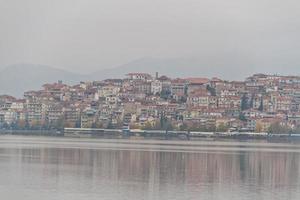 kastoria traditionella gamla stad vid sjön i Grekland foto