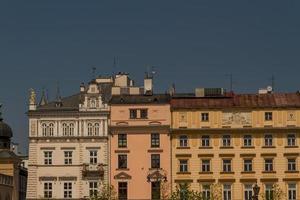 vacker fasad av gamla hus i Krakow, Polen foto