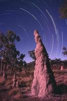 startrail med termithög som pekar på stjärnor i australien