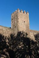 gamla muren och tornet i barcelona city foto