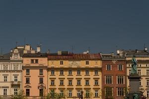 vacker fasad av gamla hus i Krakow, Polen foto