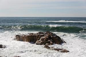 vågor slår över portugisiska kusten foto