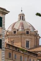 stor kyrka i centrum av Rom, Italien. foto