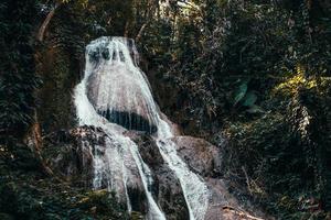 vattenfall i thailand. vattenfall i berg. vackert vattenfall foto