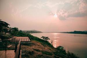 chiang khan loei thailand landskap trähus floden med solnedgång på kvällen vid chaing khan gamla stan loei thailand foto