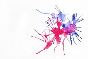 foto av abstrakt blå och röd stänkvattenfärg, ritad genom att blåsa luft på skrynklig vit paper.splash akvarellbakgrund.