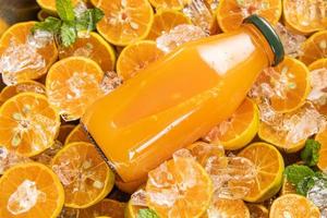 färsk apelsinjuice i glasburk med mynta, färsk frukt. selektiv fokusering. foto