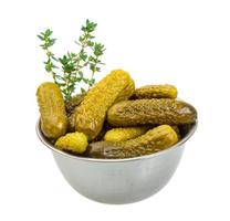 marinerad gurka, pickles i en skål foto