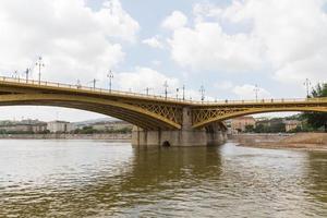 naturskön utsikt över den nyligen förnyade margitbron i budapest. foto