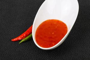 söt och kryddig chilisås foto