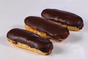 välsmakande eclair med grädde foto