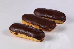 välsmakande eclair med grädde foto