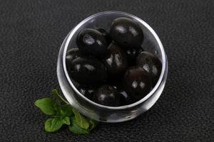 svarta oliver i skålen foto
