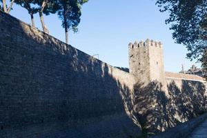 gamla muren och tornet i barcelona city foto