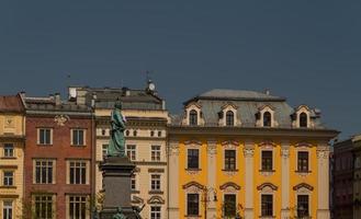 vacker fasad av gamla hus i Krakow, Polen foto