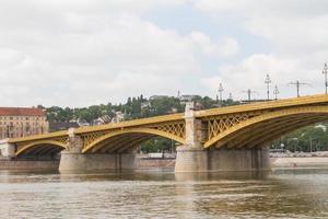 naturskön utsikt över den nyligen förnyade margitbron i budapest. foto