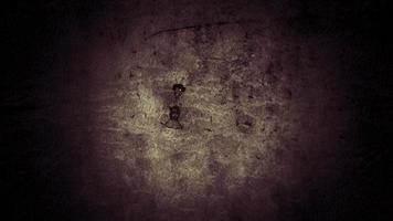 skrämmande mörk väggstruktur full av fläckar och repor för bakgrund, gammal väggstruktur foto