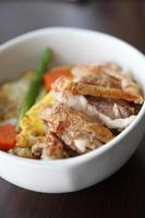 grillade kycklingteriyaki ris på träbakgrund foto