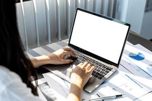 person som skriver på laptop tangentbord, på laptop skärm tom vit bakgrund för illustration, mockup skärm för ytterligare redigering kan användas för en mängd olika uppgifter. kopieringsutrymme. foto