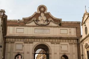 Rom, Italien. berömda porta del popolo stadsporten. foto