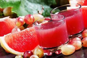 färsk juice av röda druvor och grapefrukt