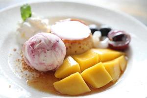 glass med pudding och frukt