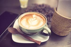 latte art kaffe med kaffebönatappningfärg