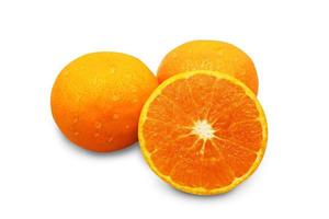 färsk orange frukt isolerad på vit bakgrund, med urklippsbana. foto