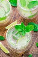 cocktail med lime och mynta foto