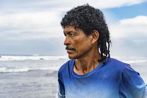 profilporträtt av en fiskare som tittar på horisonten. foto