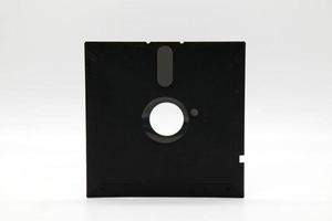 vintage diskett 5,25 tum. retro lagringsteknik på vit bakgrund. foto