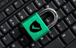 huvudnyckel på svart tangentbord, datorsäkerhet integritet foto
