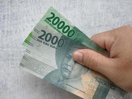 innehar två tusen rupiah valörer i indonesisk valuta foto