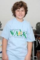 los angeles 16 okt - nolan gould i habitat för mänskligheten san fernando santa clarita valleys amerikansk drömvandring på pacoima plaza den 16 oktober 2010 i pacoima, ca. foto