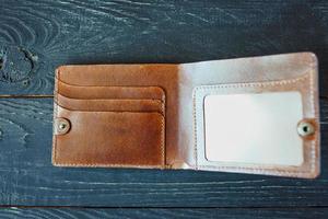 läder handgjorda hantverk vintage plånbok på grå trä bakgrund foto