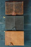 läder handgjorda anteckningsböcker arrangör på mörk trä bakgrund foto