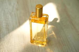 ett internationellt företag tillverkar parfym i genomskinliga flaskor med en nettovikt på 100 ml foto