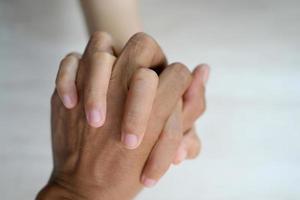 handgester av den asiatiska mannen och kvinnan är isolerade över vit bakgrund foto