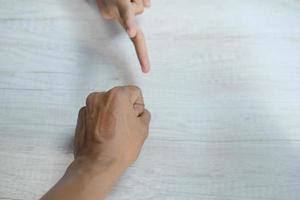 handgester av den asiatiska mannen och kvinnan är isolerade över vit bakgrund foto