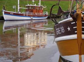 greetsiel vid den tyska nordsjökusten foto