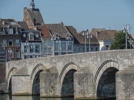 maastricht och kessel vid floden Maas foto