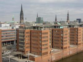 staden hamburg vid floden elbe foto